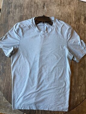 lululemon athletica Men’s Light Blue Crew Neck Tee medium wicking